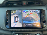 上からまる見え!アラウンドビューモニターの画像です。純正ナビに映してあります。お車を真上から見たような映像をミラーやナビ画面に映し出す事によって、車両の周囲を確認し、駐車時や発進時の運転をサポート。