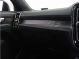 ダッシュボードに収められたカッティングエッジ・アルミニウム・パネルをLEDライトが照らし出し、XC40R-Designのインテリアに昼夜を問わず特別な雰囲気を添えます。