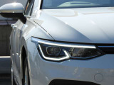 【IQ.LIGHT】 対向車や先行車のドライバーを眩惑することなく、前方の路面と路肩を広範囲に明るく照らすことができるマトリックスLEDヘッドライトを装備。快適なドライブをアシストします。