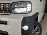 【LEDヘッドライト】悪天候や夜間走行時も良好な視界を確保し安心して運転できる高輝度LEDヘッドライトを装備!点灯速度が早く、消費電力も抑えられています。