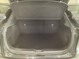 ラゲッジルーム内の凹凸をなくす事でスッキリした広がりを造りだし、荷物がスムーズに出し入れできる気持ちよさ、使い易さを実現!