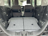 リアシートを倒せば、広い荷室を確保できます。