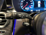 メルセデスのシートは少し硬めになっております。長時間の運転の際、適度な反発があることでお尻や腰の負担を減らす効果が御座います。
