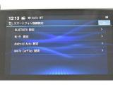 自身のスマホにインストールされてるアプリを表示、使用できるApple CarPlay/Android Autoにも対応しています