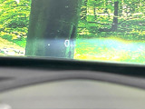【ヘッドアップディスプレイ】現在の速度や走行情報をデジタル表示で運転席前方のガラスに投影!運転中、目線をずらさず必要な情報を確認できるのでとっても便利で安心!