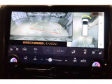 車両を真上から見たような映像をディスプレイオーディオ画面に表示、運転席からの目線だけでは見えにくい車両周辺の状況をリアルタイムで画面に映ります。