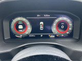 車両情報を的確に伝える先進的なディスプレイを、メーターの中央部に搭載
