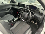 運転席周辺は、プジョー独自の設計思想が生み出した『i-Cockpit』