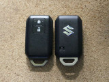 スマートキーです。キーを携帯しているだけで、ドアロックの開閉やエンジンの始動が可能です。