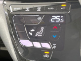 【オートエアコン】一度お好みの温度に設定すれば、車内の温度を検知し風量や温度を自動で調整。暑い&hellip;寒い&hellip;と何度もスイッチ操作をする必要はありません。快適な車内空間には必須の機能ですね♪