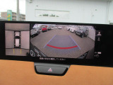 見えない部分の危険察知をサポートする360&deg;ビューモニター+フロントパーキングセンサーです。車両の前後左右にある4つのカメラを活用し、センターディスプレイの表示や各種警報音で定速走行時や駐車時に車両周