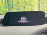 【8インチマツダコネクト】車内の雰囲気にマッチした大型のディスプレイ。スマホ接続でのナビ使用やBluetooth再生等、様々な機能が楽しめます。直感的なダイヤル操作が可能で、使い勝手も良好です。
