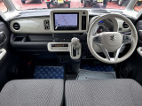[フロントシート]インパネにシフトが付いているので足元広々!運転席から助手席の移動も楽々♪どちらからでも乗り降り出来るので、狭い場所の乗り降りも楽ちんですよ♪