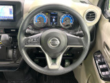 インテリアに合わせたデザインのステアリングは、運転される方のことも考え、運転しやすい形状、大きさです。是非一度、実際に触ってお確かめください。