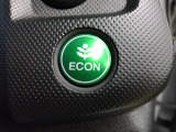 葉っぱマークのECONは、スイッチをONにするだけでエンジンやエアコンなどを協調制御。燃費の向上に貢献します。