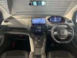 スッキリとまとめられた運転席周りで、運転を楽しくさせる内装です。まさにcockpitです!
