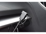 お手持ちの携帯音楽プレーヤーとの接続も可能なUSB接続端子ケーブル付