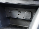 CD/DVD再生プレーヤーは装備されておりませんがフルセグTVチューナー、USB端子やブルートゥースオーディオは備えています。