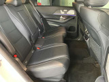 メルセデスのシートは少し硬めになっております。長時間の運転の際、適度な反発があることでお尻や腰の負担を減らす効果が御座います。