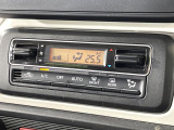 【オートエアコン】一度お好みの温度に設定すれば、車内の温度を検知し風量や温度を自動で調整。暑い&hellip;寒い&hellip;と何度もスイッチ操作をする必要はありません。快適な車内空間には必須の機能ですね♪