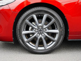 18インチ純正アルミホイールを装備。タイヤサイズは215/45R18となります。