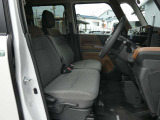 運転席はほどよくホールド感のある形状をしておりますので、運転がしやすいです。