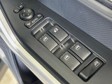 【電動格納ミラー】サイドミラーは電動格納式となっており、狭い駐車場でもキズがつくリスクを抑えられます。