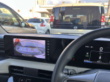 リバースギア連動の「バックビューカメラ」装備で後退時や駐車時も安心です。