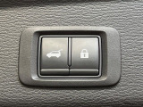 【パワーバックドア】スマートキーや運転席のボタンを押すだけでリアゲートが自動で開閉します!荷物を持っている時や、高い位置にあるバックドアを閉める際に便利な機能です♪
