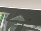 【三菱e-Assist】走行中に前方の車両等を認識し、衝突しそうな時は警報とブレーキで衝突回避と被害軽減をアシスト。より安全にドライブをお楽しみいただけます。
