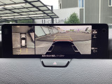 狭い場所での駐車やすれ違いなどでより的確な運転操作に役立つ360&deg;ビューモニターが装備されています。