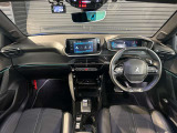スッキリとまとめられた運転席周りで、運転を楽しくさせる内装です。まさにcockpitです!