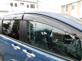 ☆ドアバイザー☆デザイン性だけでなく、雨の日、ちょっと窓を開けたい時、とても便利です。