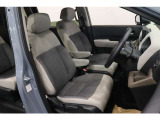 【運転席】ブラック/ベージュ基調のインテリアにハーフレザーシート(合皮/ファブリック※メーカー基準)。シートリフターで座面の高さを調整可能です。シートヒーター・社外フロアマット付です。