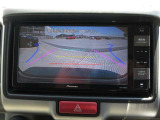 カラーで後方映像をモニターに映し出してくれるので、ショッピングモールのような狭い駐車場であったとしても障害物を見つけ、楽々駐車することができますね。