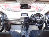 ドライバー目線で設計された、すっきりとした操作系と上質なインテリア。快適さと運転のしやすさを両立したコックピット空間。