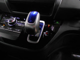 インパネシフトだから視線の移動も少なく足元もスッキリ。運転席もゆったりしているのでゆとりを持ってドライブできますね。
