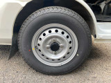 スチールホイールに装着の画像です。タイヤサイズは145/80R12 80/78N LT。