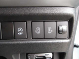 両側電動スライドドアのスイッチがあります。運転席に座ったままスライドドアの操作ができます。