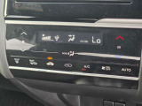 車内環境を自動でコントロールするフルオートエアコン。長距離ドライブも快適です。