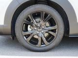 18インチ純正アルミホイールを装備。タイヤサイズは215/55R18となります。
