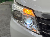 【LEDヘッドライト】悪天候や夜間走行時も良好な視界を確保し安心して運転できる高輝度LEDヘッドライトを装備!点灯速度が早く、消費電力も抑えられています。