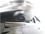 助手席側で見えにくい左前方の映像を、車内のマルチファンクションディスプレイに映し出します。前方への駐車や左寄せ、狭い道でのすれ違いなど、さまざまなシーンで安心して運転できる便利な機能です。