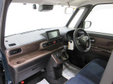 ダイハツのお店では、ダイハツ車を知り尽くしたプロフェッショナルが、専用の診断機器を使って各システムを点検しております。