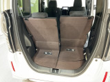 後席のシートをスライドさせると、広い荷室空間が生まれます。