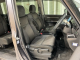 乗降がしやすい運転席。高さが調節できて小柄な方でも運転しやすいポジションをとることができます。