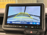 リバースギアに入れるだけで後方の表示へ切り替わります。夜間や雨の日の駐車も楽になりますよ。