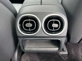メルセデス・ベンツの定める厳しい基準をクリアしたお車のみをご案内させて頂きます。納車前整備はメーカー規定に基づき最大100項目にも及ぶ点検を熟練のメカニックによって行いご納車させて頂きます。