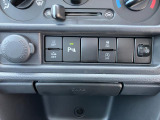 各機能の切り替えボタンは運転席前方の手の届きやすい場所に配置してあります。