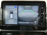 ギアを『R』に入れるとナビ画面に、まるで雲の上から覗いているような映像が映り、駐車をサポートしてくれます。